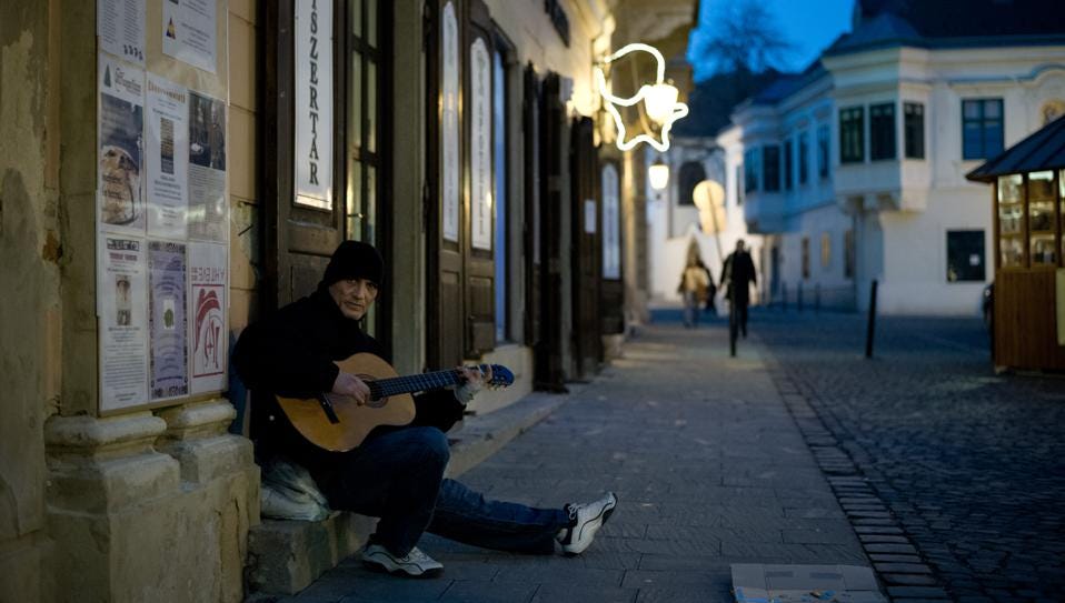 Уличный музыкант в Секешфехерваре, Венгрия