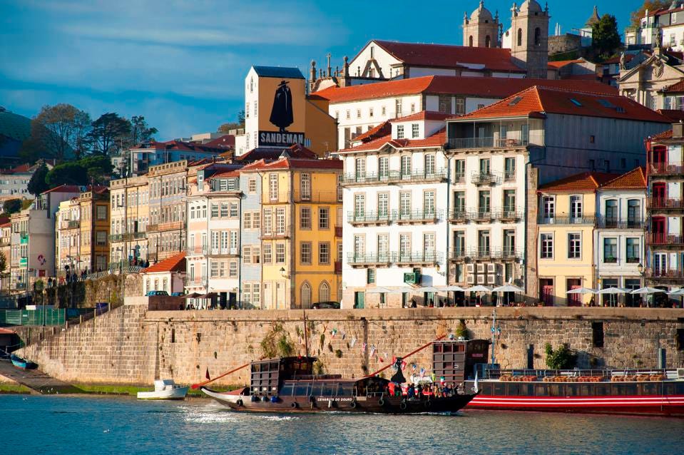 Город Порту (Порту) в Рио-Дору. Старый город внесен в список всемирного наследия ЮНЕСКО. Португалия. Европа