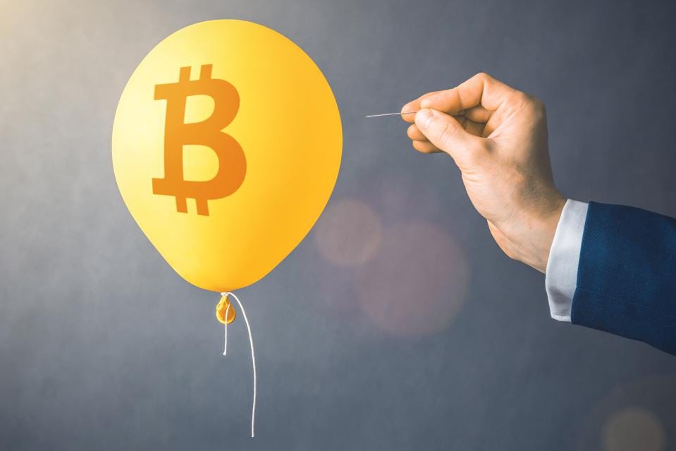 Символ криптовалюты Биткойн на желтом воздушном шаре. Человек держит иглу, направленную на воздушный шар. Понятие финансового риска